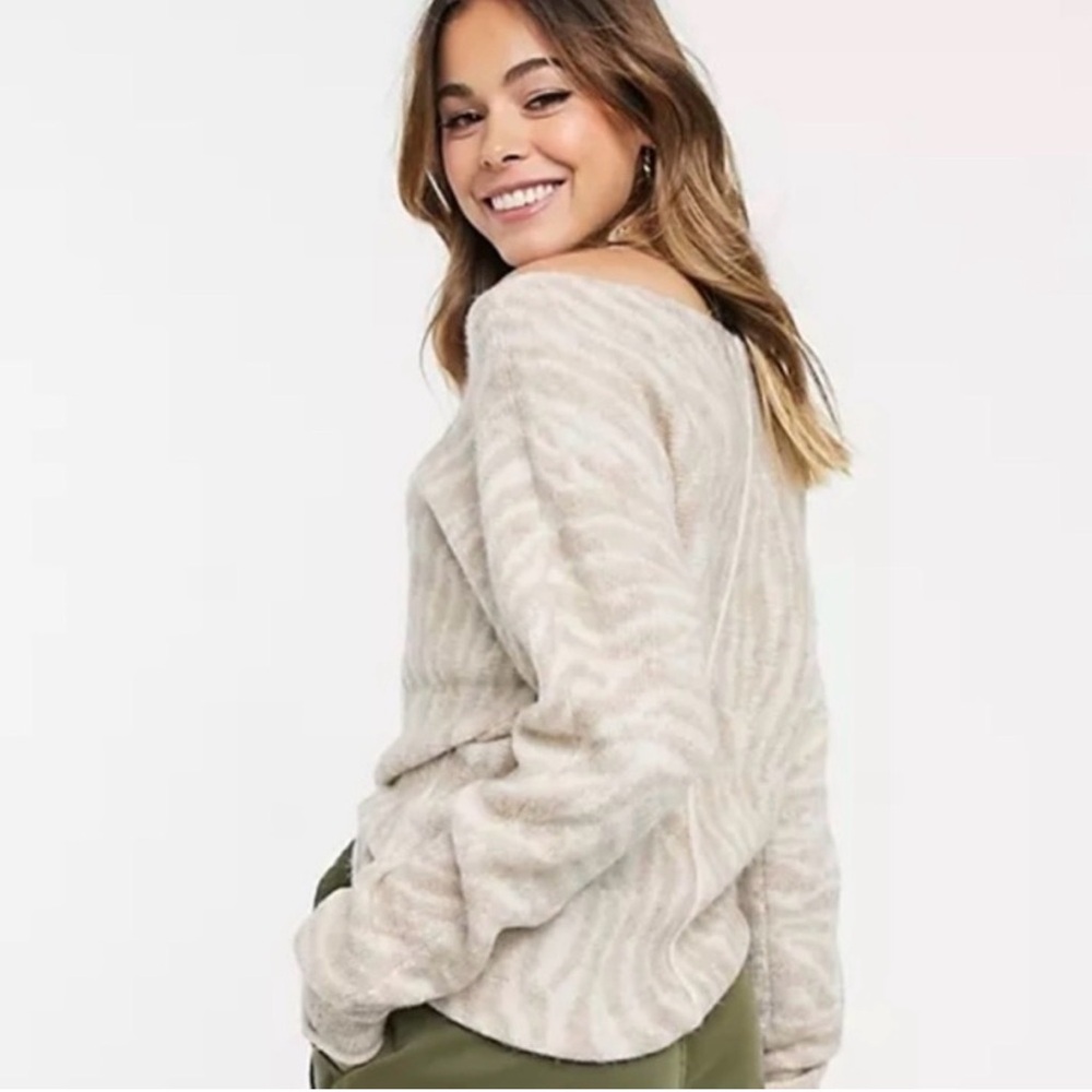Abercrombie & Fitch Off-the-Shoulder Beige/Tan/Cream Zebra Sweater